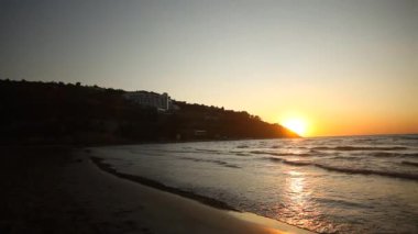 dalgaların kıyıdaki