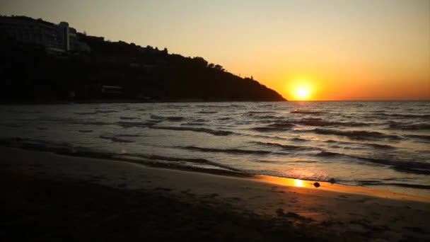 Paysage marin avec ponton au premier plan et coucher de soleil chaud. Mouvement de panoramique . — Video