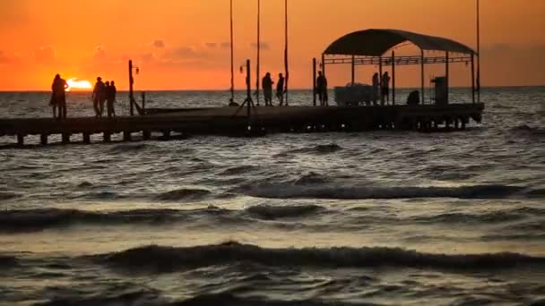 No pontão ao pôr-do-sol. Prazo de validade . — Vídeo de Stock