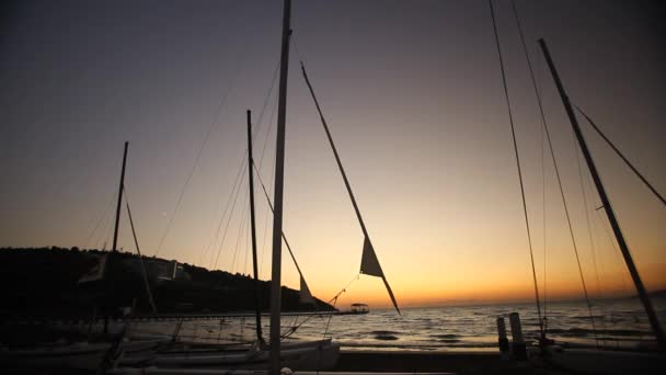 Voiliers amarrés au coucher du soleil. Temps écoulé . — Video