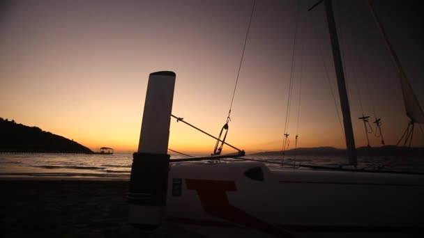 Boot & strand bij zonsondergang. pannen beweging. — Stockvideo