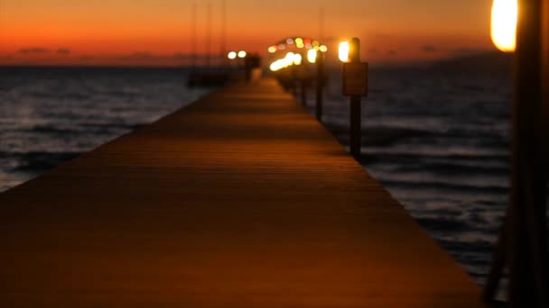 Marcher sur un ponton au coucher du soleil — Video