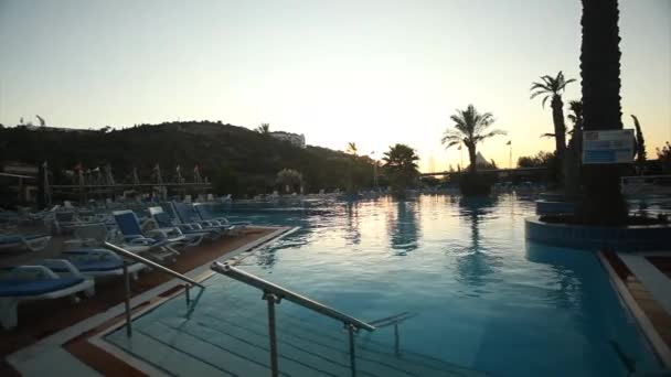 Glisser lentement au bord de la piscine 