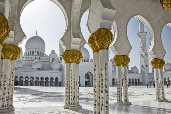 Columnas de la mezquita Sheikh Zayed — Foto de Stock