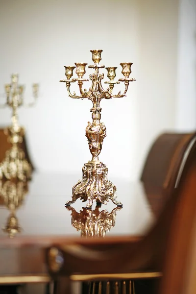 Statuette on a table in a beautiful living room — Stock Photo, Image