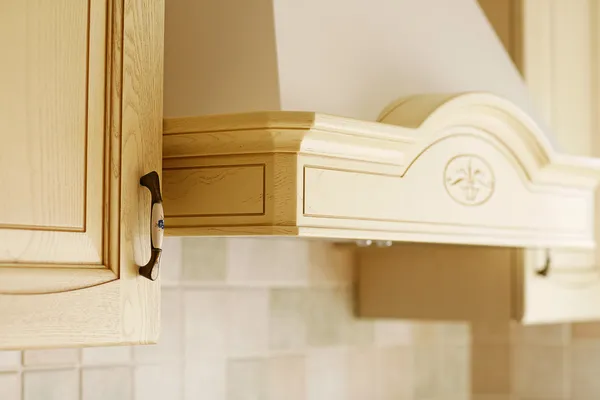 Muebles de cocina clásicos de madera — Foto de Stock