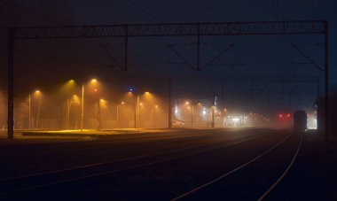 Tren istasyonu alacakaranlıkta fenerlerle aydınlatıldı.