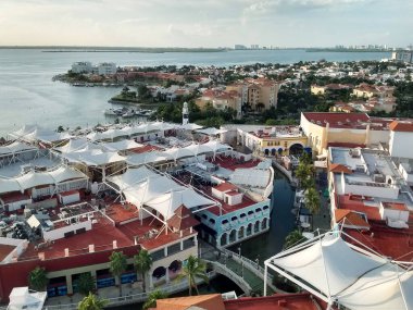 Centro comercial visto desde el aire en cancun.