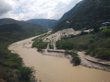 Paisaje de una montana en un pueblo colombiano