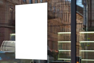 Dükkan vitrininde reklam afişi. Camın arkasındaki tabela. Boşluk ve boşluğu metin için kopyala. Tasarım için maket. Reklam için boş şablon.