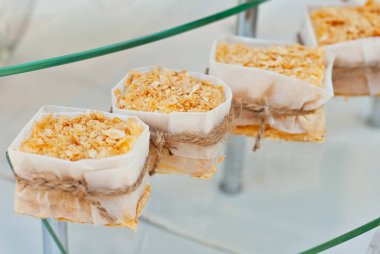 Tatlılar masada. Fuarda renkli kurabiyeler ve pastalar. Yerel şekerleme gösterimi.