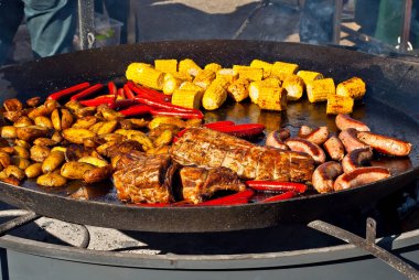 Masada farklı türde kızarmış et var. Festivalde barbekü.