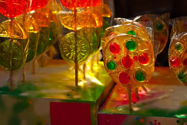Много Разноцветных Леденцов Палочке Свитки Продаются Городской Ярмарке Контрастность Драматического — стоковое фото