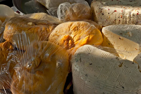 Masadaki Peynirin Farklı Çeşitleri Birçok Peynir Bir Tarım Fuarında Satılır — Stok fotoğraf