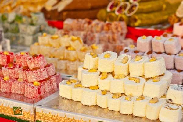 トルコの国民的なお菓子はフェアで販売されています テーブルの上に積み重ねられた多色のアジアのデザート 映画祭ではラハット ルカムが販売される — ストック写真