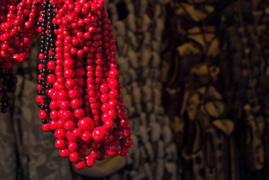 Doğal değerli minerallerden yapılmış birçok farklı mücevher ve boncuk. Boncuklu mücevherler fuarda satılıyor..