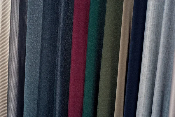 彩色织物的纹理紧密相连 缝纫衣服的面料挂在商店里 许多不同材料 颜色和质地的织物 — 图库照片