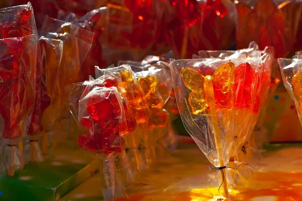 Много Разноцветных Леденцов Палочке Свитки Продаются Городской Ярмарке Контрастность Драматического — стоковое фото