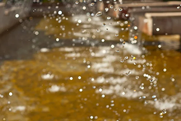 Çeşmeden Damlıyor Güneşli Bir Günde Fıskiye Suyun Damlalarında Keskinlik — Stok fotoğraf