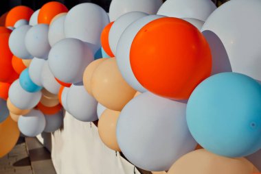 Mağazanın girişi renkli toplarla süslenmiş. Çok renkli balonlar kapanıyor. Kutlama açılışı.