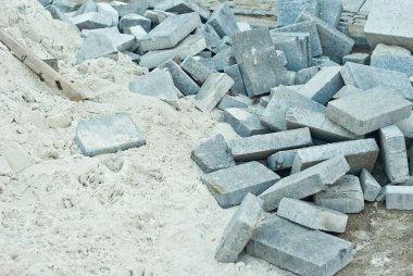 Yeni kaldırım taşları döşemek. Asfaltın sokak asfaltlarıyla değiştirilmesi.