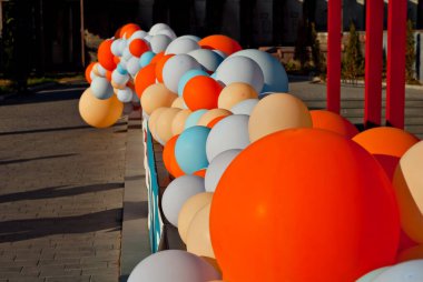 Mağazanın girişi renkli toplarla süslenmiş. Çok renkli balonlar kapanıyor. Kutlama açılışı.
