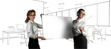 Ofiste gömlekli iki kadın var. Ofisin içi arka planda bulanıklaşmış. Yer kopyala, tablet üzerindeki metin ve reklamlar için boş alan.