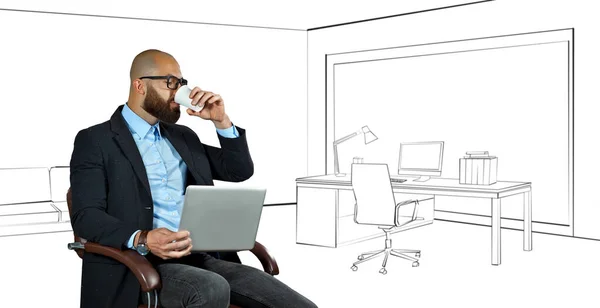 Homem Camisa Numa Cadeira Cabedal Empresário Com Laptop Sobre Fundo — Fotografia de Stock