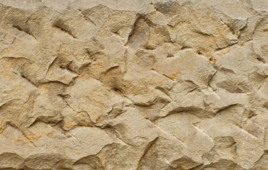 Tuğla duvar ve beton bloklar. Sıraya dizilmiş taş levha örnekleri.