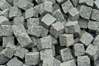 Yeni kaldırım taşları döşemek. Asfaltın sokak asfaltlarıyla değiştirilmesi.