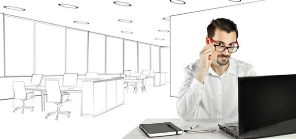 Hombre Con Camisa Mesa Empresario Con Portátil Sobre Fondo Pintado —  Fotos de Stock