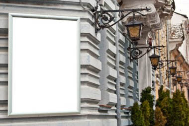 Binada dikdörtgen şeklinde işaret var. Boşluk ve boşluğu metin için kopyala. Tasarım için maket. Reklam için boş bir şablon. Evin ön cephesinde beyaz bir çerçeve. Mimarlık üzerine reklam..