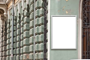 Binada dikdörtgen şeklinde işaret var. Boşluk ve boşluğu metin için kopyala. Tasarım için maket. Reklam için boş bir şablon. Evin ön cephesinde beyaz bir çerçeve. Mimarlık üzerine reklam..