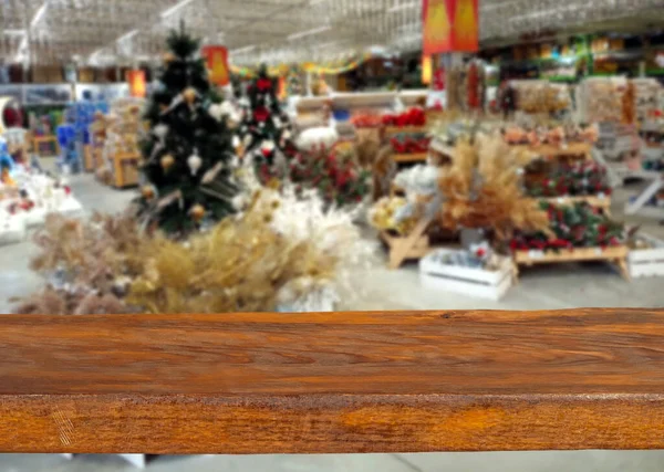 Holztafel Auf Dem Hintergrund Des Innenraums Des Supermarktes Einkaufen Mit — Stockfoto