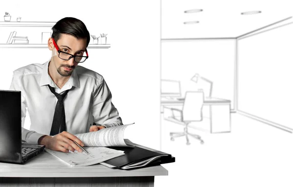 Homem Camisa Mesa Empresário Com Laptop Sobre Fundo Pintado Interior — Fotografia de Stock