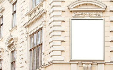 Binada dikdörtgen şeklinde işaret var. Boşluk ve boşluğu metin için kopyala. Tasarım için maket. Reklam için boş bir şablon. Evin ön cephesinde beyaz bir çerçeve. Mimarlık üzerine reklam..