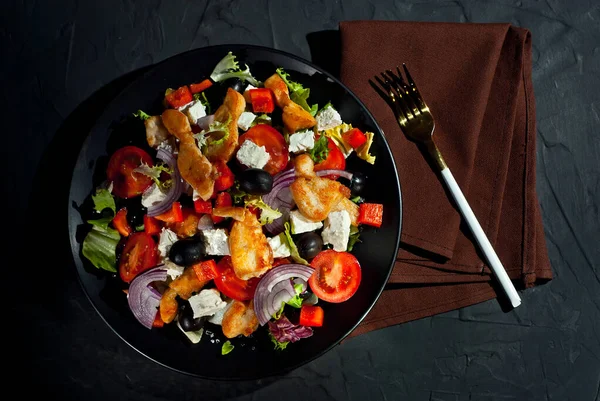 Salat Mit Tomaten Paprika Oliven Und Hühnerfilet Frischer Salat Auf — Stockfoto