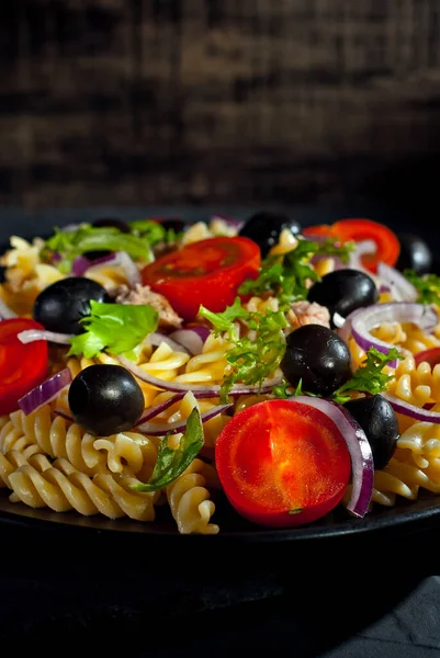 Salat Mit Tomaten Paprika Thunfisch Oliven Und Nudeln Frischer Salat — Stockfoto