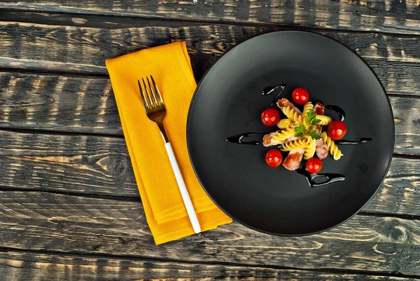 Massa Com Carne Tomates Uma Chapa Preta Massa Uma Velha — Fotografia de Stock