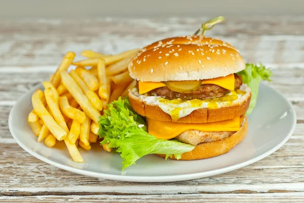 Cheeseburger Einem Weißen Teller Auf Einem Alten Schäbigen Tisch Burger — Stockfoto