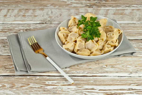 Gnocchi Piatto Bianco Vecchio Tavolo Squallido Gnocchi Con Pasta Gialla — Foto Stock
