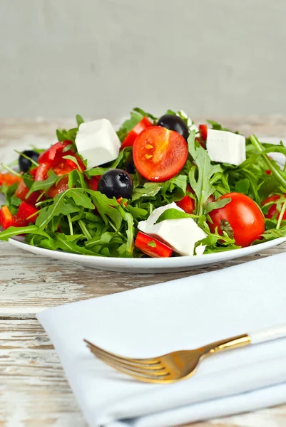 Griechischer Salat Einer Weißen Schüssel Frischer Gemüsesalat Auf Weißem Hintergrund — Stockfoto