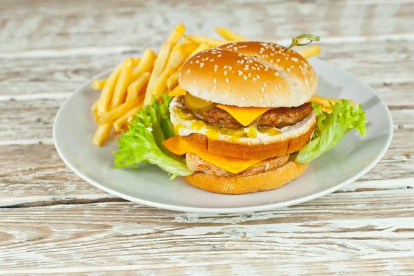 Sajtburger Egy Fehér Tányéron Egy Ócska Asztalon Hamburger Sült Krumpli — Stock Fotó