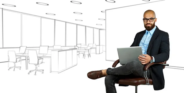 Homem Camisa Numa Cadeira Cabedal Empresário Com Laptop Sobre Fundo — Fotografia de Stock