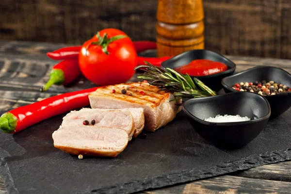 Stek Pokrojonymi Pomidorami Czarnej Talerzu Mięso Ciemnym Drewnianym Tle Jedzenie — Zdjęcie stockowe