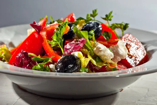 Salat Mit Tomaten Paprika Oliven Käse Und Kohl Frischer Salat — Stockfoto