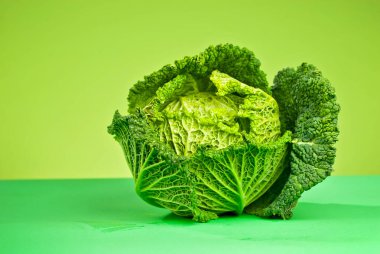 Yeşil arka planda Savoy lahanası. Lahana kapanıyor..