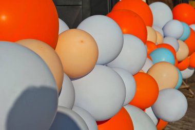 Mağazanın girişi renkli toplarla süslenmiş. Çok renkli balonlar kapanıyor. Kutlama açılışı.