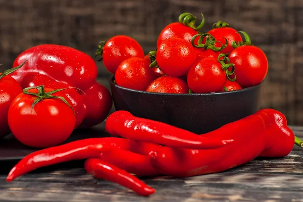 Tomates Pimientos Rojos Sobre Fondo Madera Negro Verduras Una Vieja — Foto de Stock