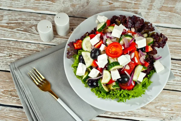 Griechischer Salat Auf Weißem Hintergrund Salat Teller Auf Einem Alten — Stockfoto